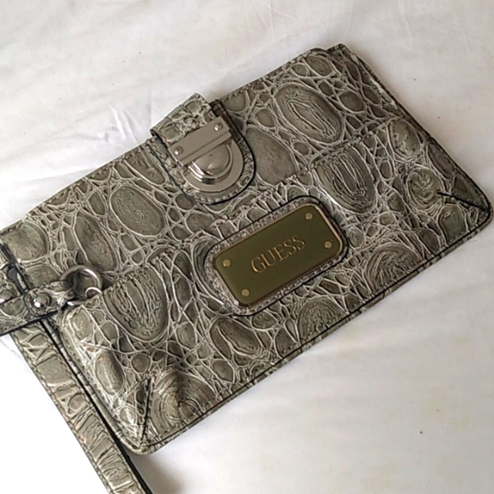 3/$20 - Guess clutch purse